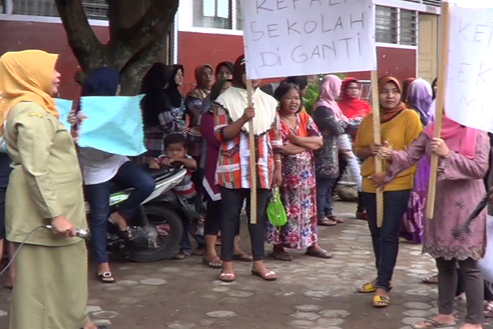 demo ibu-ibu di SD 17 Pasa Ambacang (2)