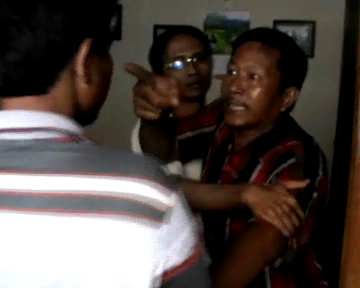 Suami korban tengah mengamuk dengan salah seorang anggota LBH Padang. FOTO/BS