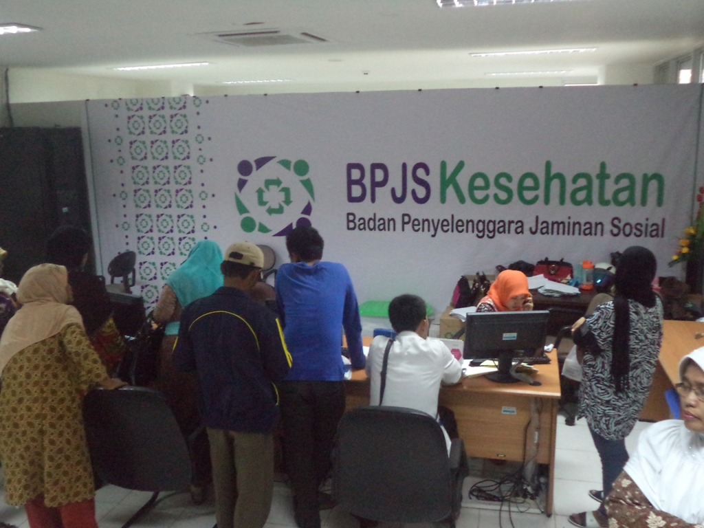 Pendaftar Jaminan Kesehatan Nasiona (JKN) di kantor Perwakilan BPJS Rumah Sakit M. Djamil Padang. FOTO/IKHWAN