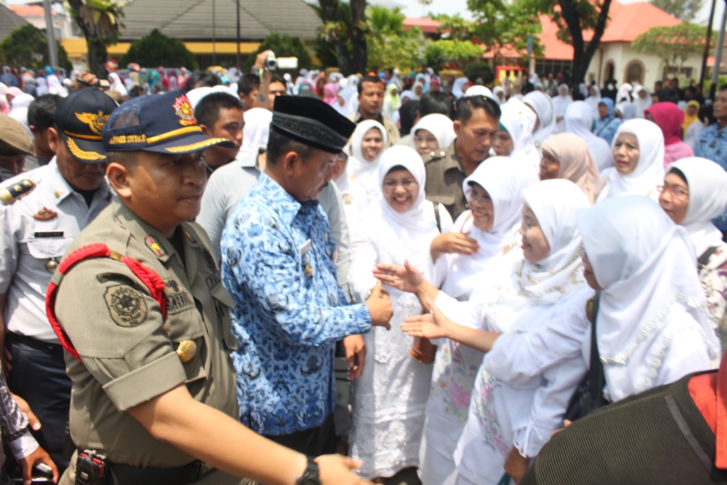 Walikota Padang, Fauzi Bahar usai acara perpisahan dengan ibuk Majelis Taklim dan PKK Kota Padang, Senin (17/2) kemarin. FOTO/HUDA PUTRA