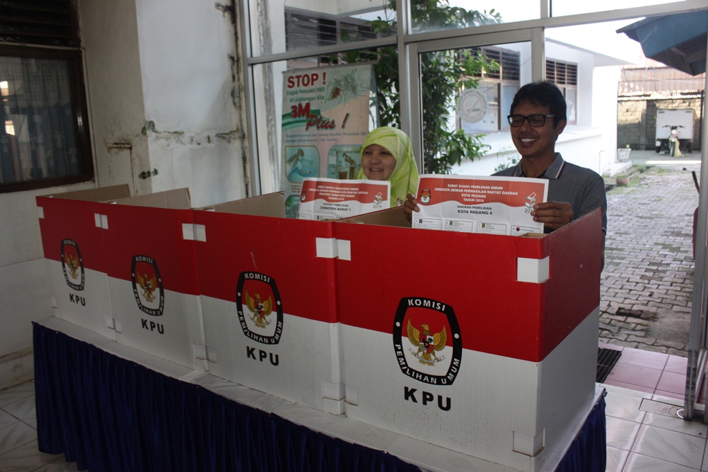 Gubernur Sumatera Barat Irwan Prayitno saat menggunakan hak pilihnya. FOTO/HUDA PUTRA