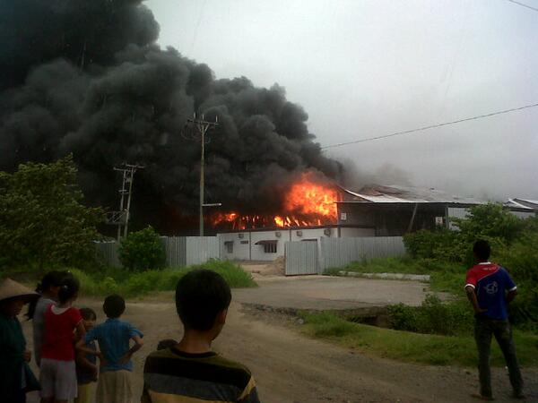 Kebakaran pabrik Springbed milik Sinar Andalas Cemerlang. FOTO/Twitter @hariskurnia.