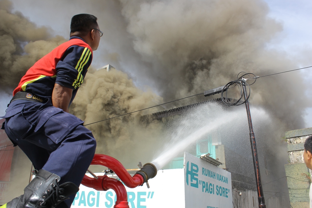 Petugas tengah memadamkan api terhadap kebakaran Rumah Makan Pagi Sore, Pondok, Kota Padang. FOTO/YATHADA