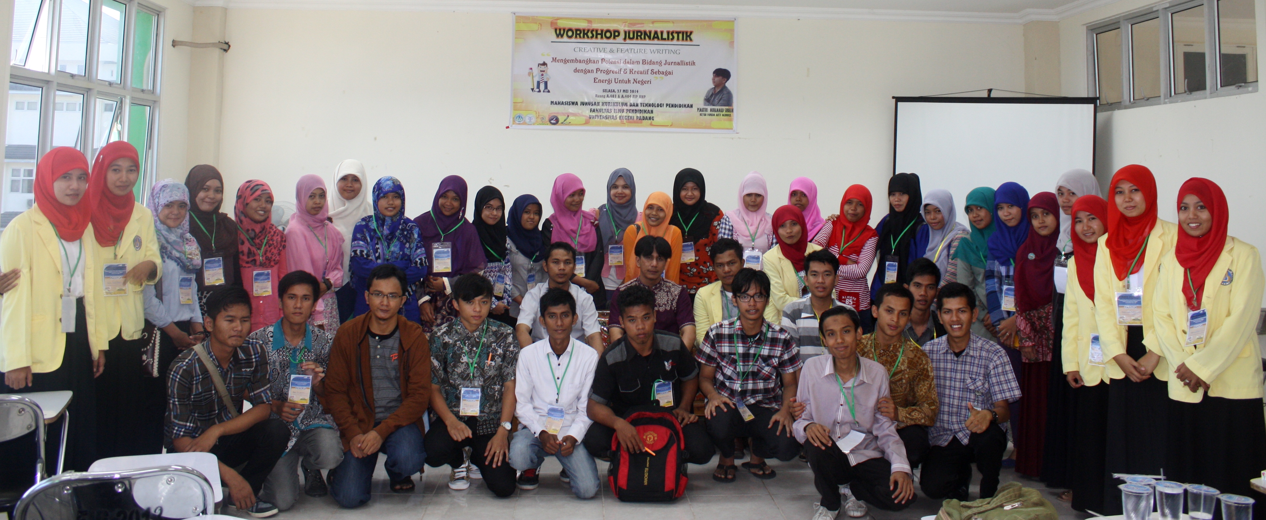 Sebanyak 40-an mahasiswa dari berbagai perguruan tinggi di kota Padang, Sumatera Barat, mengikuti Workshop Jurnalistik, Selasa (27/5). Acara itu ditaja oleh mahasiswa jurusan Kurikulum dan Teknologi Pendidikan Fakultas Ilmu Pendidikan Universitas Negeri Padang (UNP).