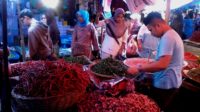 Pedagang Cabai merah dan Bawang Merah di Pasar Raya, Kota Padang. Foto : Ikhwan
