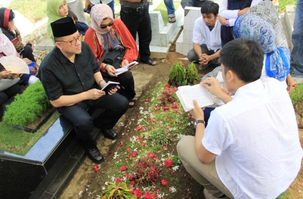 Ketua DPD RI Irman Gusman berdoa pada makam ibunya, di TPU Tunggul Hitam, Kota Padang.