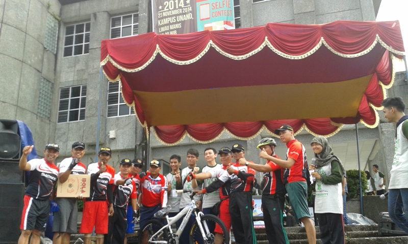 Para peserta dan panitia berfoto bersama saat kegiatan Fun Bike yang digelar oleh HIMA Teknik Lingkungan Unand di Bundaran Rektorat Unand. Foto : Rahmi Mulia Putri