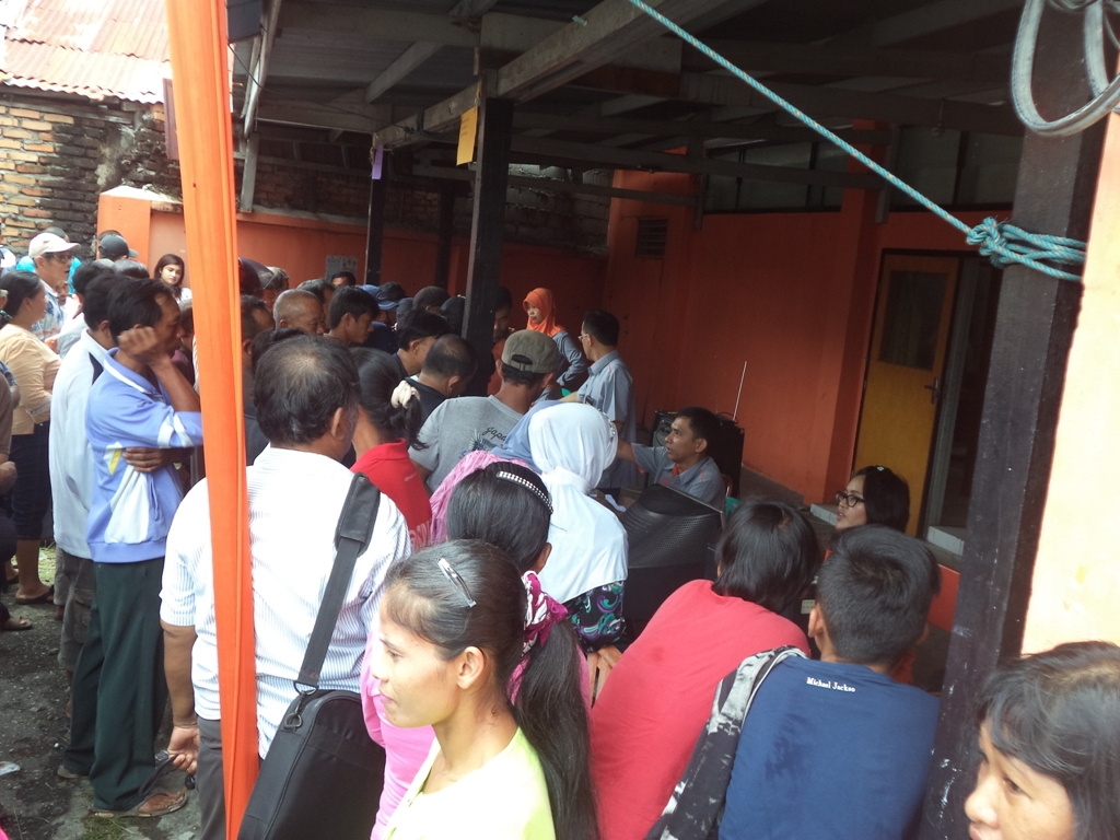 Warga mengantri untuk mendapatkan pembayaran Kartu Perlindungan Sosial (KPS) di Kantor POS, Imam Bonjol, Padang. Foto : Ikhwan