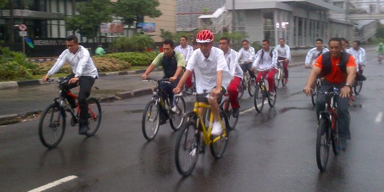Presiden RI Joko Widodo bersepeda di Car free day, Minggu (1/1/2015). Foto : Kompas.com