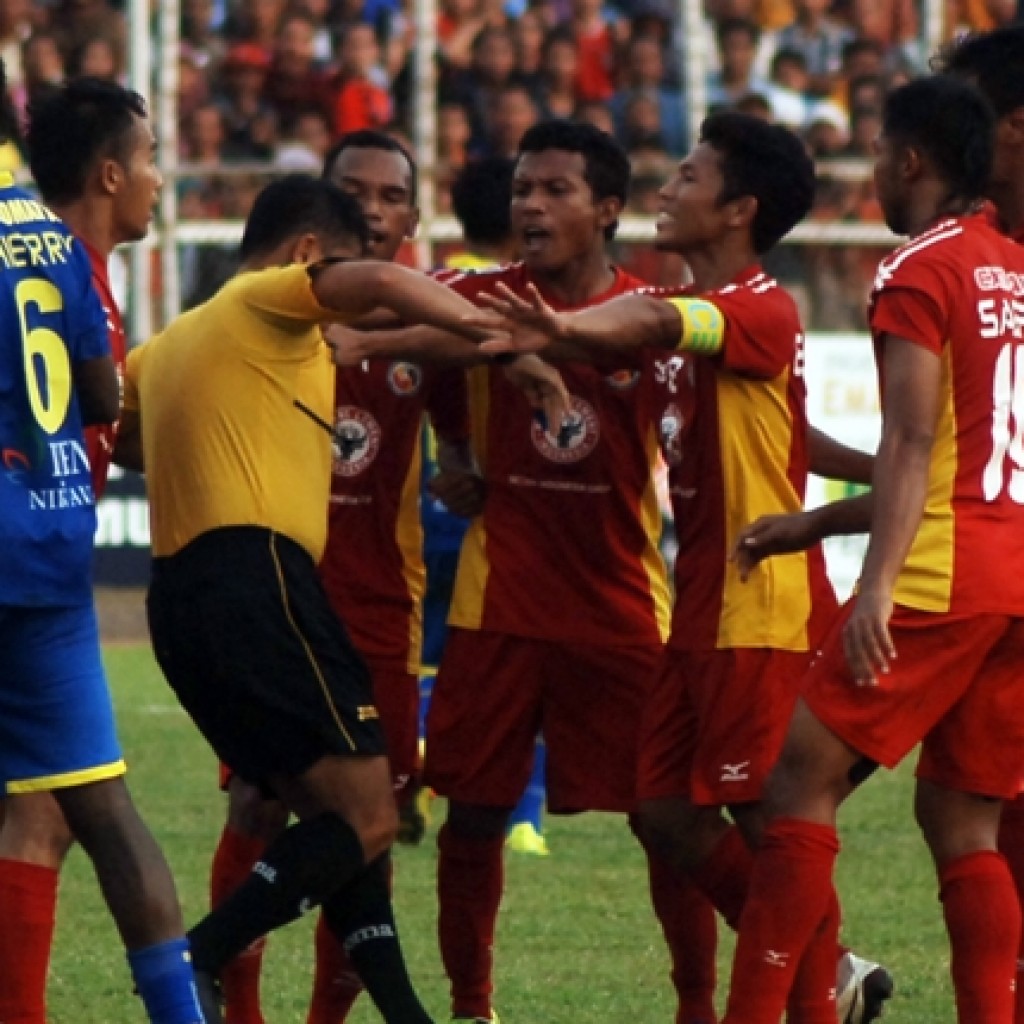 Jalan pertandingan saat menjamu Arema Cronus pada babak delapan besar ISL 2014 di Stadion H.Agus Salim Padang (29/10). (Goal)