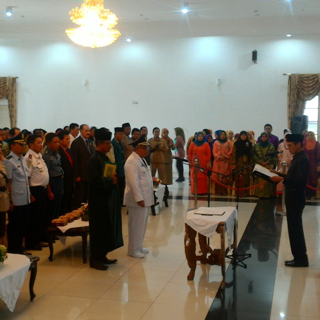 Gubernur Sumatera Barat, Irwan Prayitno melantik Penjabat Walikota Bukittinggi Abdul Gafar di Auditorium Gubernuran Sumbar, Kota Padang, Kamis (13/8).