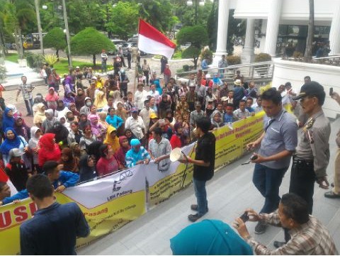 Ratusan Warga demo Gedung DPRD Sumbar.