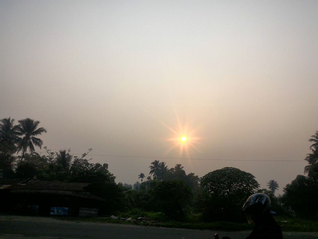 Matahari cukup tak tampak akibat kabut asap di Kota Padang. Foto : Ikhwan