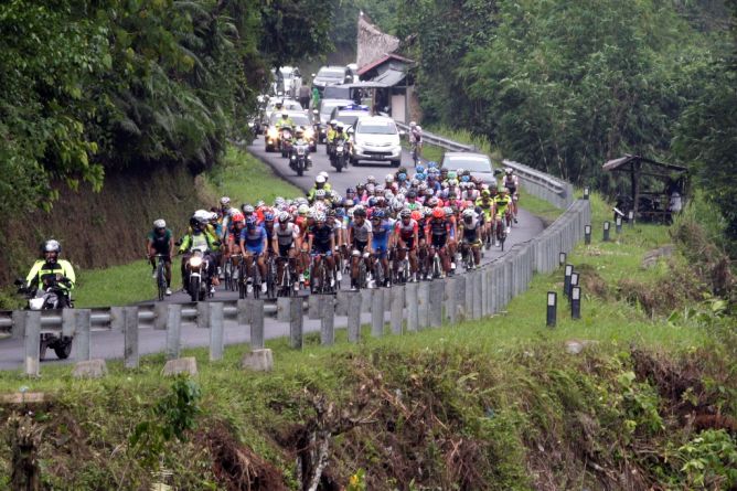 Suasana kejuaraan Tour de Singkarak 2015 di Painan, Sumatera Barat. Foto : Media Indonesia