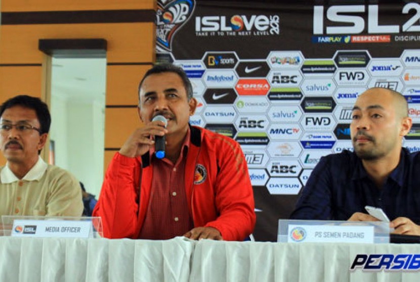 Manager Semen Padang FC, Suranto (tengah). Foto : Republika