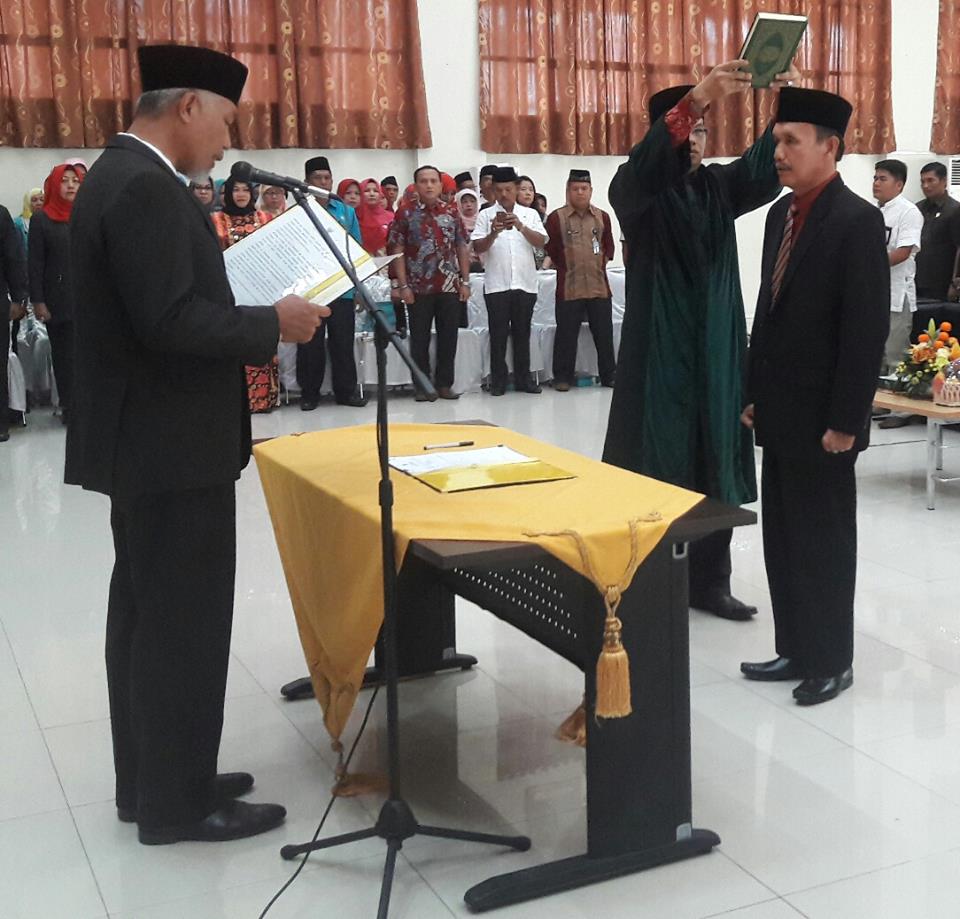 Walikota Padang, Mahyeldi Ansarullah melantik Asnel sebagai Sekretaris Daerah Kota Padang yang baru.