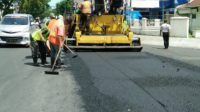Perbaikan oleh Dinas Pekerjaan Umum Kota Padang pada salah satu ruas jalan. Foto : Istimewa