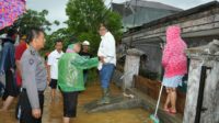 Wakil Gubernur Sumatera Barat, Nasrul Abit saat meninjau lokasi banjir di Jondul Rawang, Padang Selatan, Kota Padang, Rabu (31/5/2017). Foto : Istimewa
