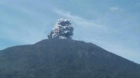 Gunung Marapi erupsi dan statusnya Waspada (level II) sejak 3/8/2011 hingga sekarang.