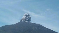 Gunung Marapi erupsi dan statusnya Waspada (level II) sejak 3/8/2011 hingga sekarang.