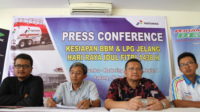 Branch Manager Sumbar-Riau Rahman Pramono, GM MOR I Erry Widiastono, Retail Fuel Marketing Manager Region I, dan Manager Domestik Gas Region C.D Sasongko saat press conference, Jumat (16/6).