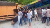Tabrakan beruntun antara bus ALS dan FUSO di kawasan Jalan Lintas Sumatera Senin sore, (19/6/2017). Kabarpadang Image/Netizen