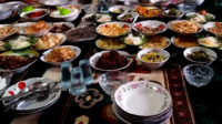 Manjalang Mintuo, merupakan salah satu tradisi di Sumatera Barat yang masih lestari kala Idul Fitri. Tradisi ini seorang menantu membawa kue atau makanan saat berlebaran ke rumah mertuanya. Dok. #tanharimage/Yat/