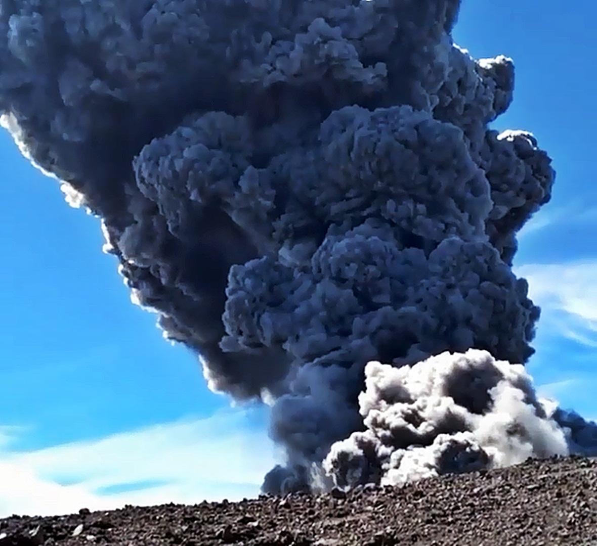 Gunung Marapi erupsi dan statusnya Waspada (level II) sejak 3/8/2011 hingga sekarang. @indahpeermatasariii