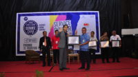 Branch Manager Blue Bird Padang Achmad Suhandi saat menerima penghargaan MarkPlus.Inc di Hotel Bumiminang, Kota Padang, Sumatera Barat, Kamis (31/8/2017)