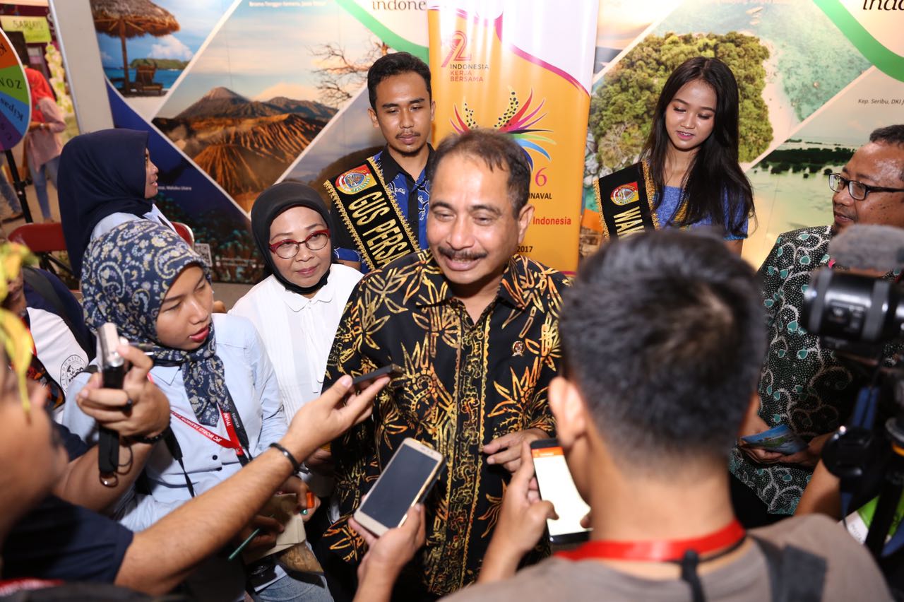 Menteri Pariwisata, Arief Yahya oleh beberapa wartawan di stand Kementerian Pariwisata di Alun-alun Jember dalam rangkaian pameran JFC 2017, Jawa Timur. Sabtu (12/8/2017)