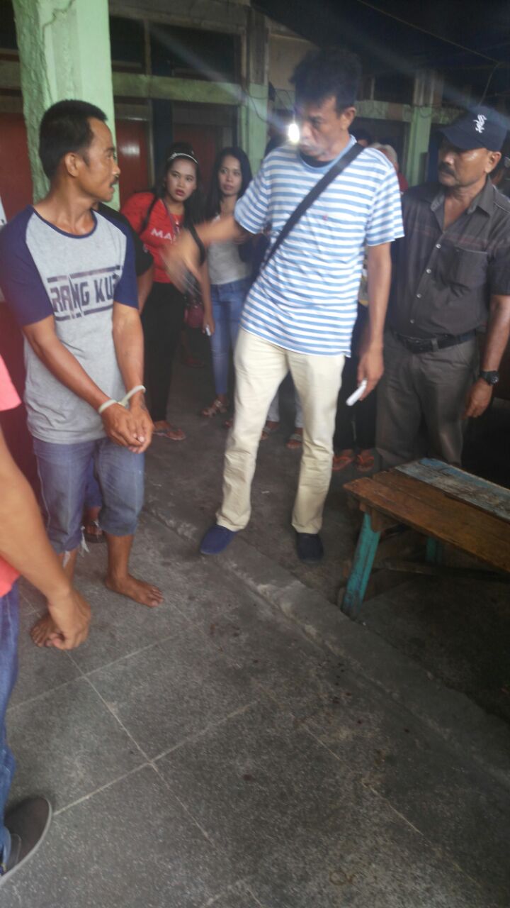 Yaso Telaumbanua pelaku penikaman Asama Bago saat diamankan anggota Kepolisian Sektor Padang Selatan, Kota Padang. Photo : @yogi