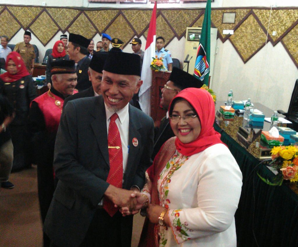 Walikota Padang Mahyeldi dan Ketua DPRD Kota Padang Elly Thrisyanti harmonis untuk membangun Kota Padang saat rapat paripurna di DPRD Kota Padang