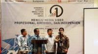 Wakil Presiden Jusuf Kalla menekan layar digital sebagai tanda dibukanya Kongres pertama Asosiasi Media Siber Indonesia