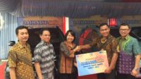 Direktur Marketing PT Astra Daihatsu Motor, Amelia Tjandra menyerahkan secara langsung pemenang Daihatsu Setia wilayah Sumatera di Dealer Daihatsu Cabang Padang, Senin (28/8/2017).