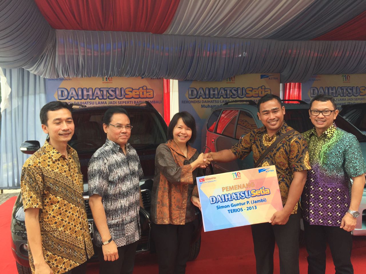 Direktur Marketing PT Astra Daihatsu Motor, Amelia Tjandra menyerahkan secara langsung pemenang Daihatsu Setia wilayah Sumatera di Dealer Daihatsu Cabang Padang, Senin (28/8/2017).
