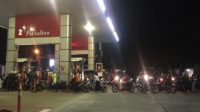 Antrian panjang kendaraan untuk mengisi BBM di SPBU kawasan Jati, Kota Padang sesaat usai gempa 6,2 Skala Richter terjadi