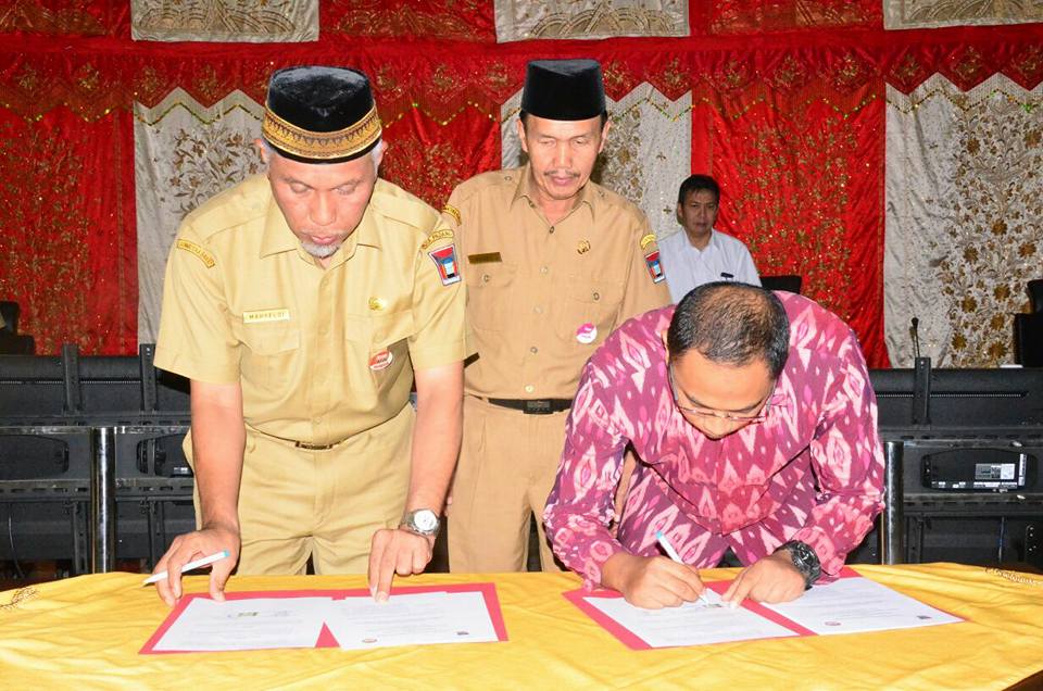 Pentandatangan NPHD Pilkada Kota Padang tahun 2018 oleh Pemko Padang dan Panwaslu Padang.