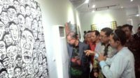 Pencinta seni sekaligus Wakil Ketua DPR RI Fadli Zon melihat karya senirupa dalam Pameran Senirupa Tambo #2 yang digelar Kampuang Sakato di Gedung Pameran, Taman Budaya, Padang, Sabtu.