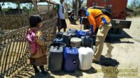 Pendistribusian air bersih ke permukiman penduduk terdampak kemarau yang melanda Pulau Jawa dan Nusa Tenggara