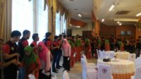 Aksi sosial tim Semen Padang FC dengan anak Panti Asuhan Al-Ihsan, Lapai, Kota Padang, Kamis (5/10/2017).