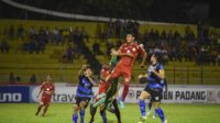 Laga Semen Padang FC melawan Madura United dalam laga lanjutan Gojek Traveloka Liga 1 di Stadion Agus Salim, Kota Padang, Jumat malam.