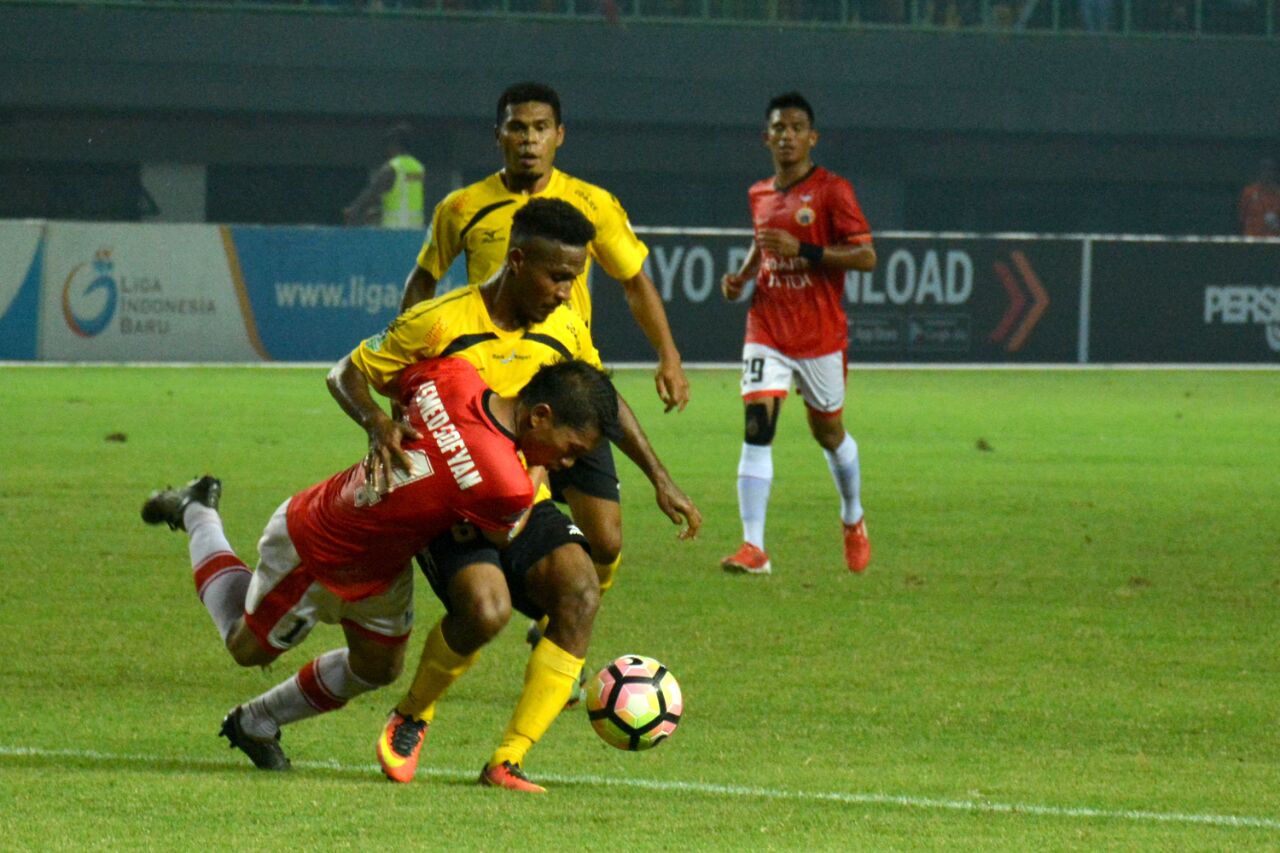 Pertandingan Persija Jakarta melawan Semen Padang FC dalam laga lanjutan Gojek Traveloka Liga 1 di Stadion Patriot Candrabhaga, Bekasi, Minggu (22/10/2017) malam. Foto : Istimewa