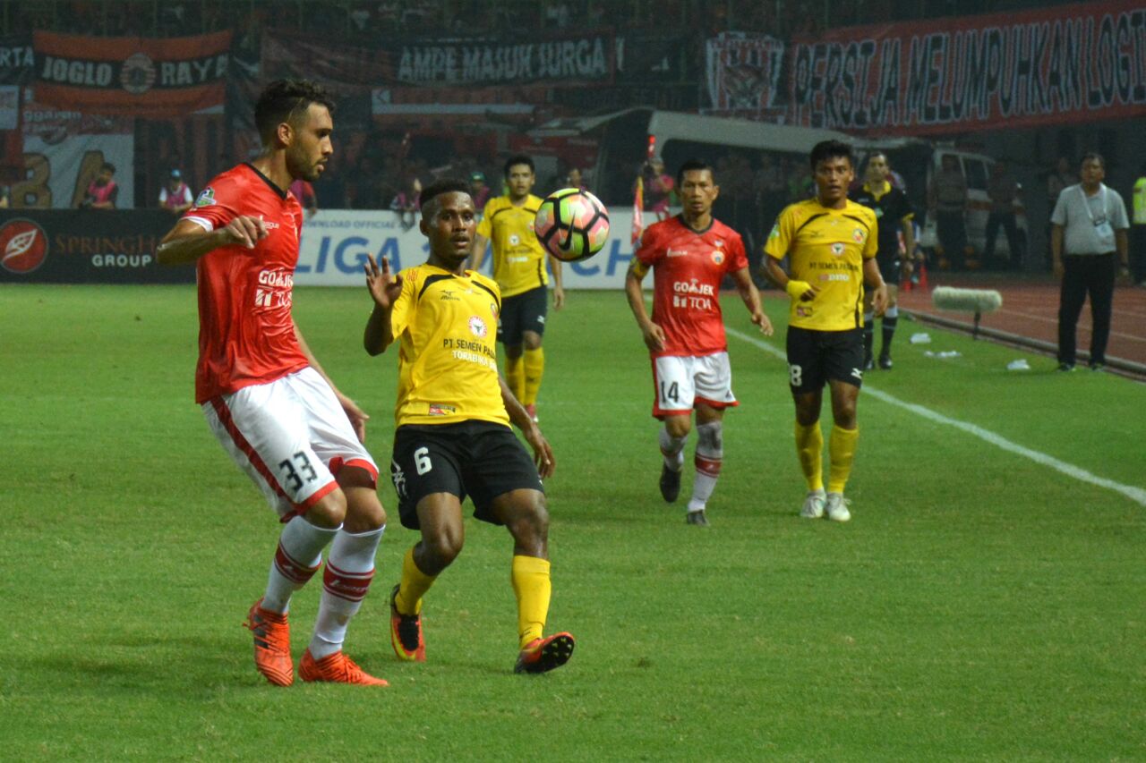 Pertandingan Persija Jakarta melawan Semen Padang FC dalam laga lanjutan Gojek Traveloka Liga 1 di Stadion Patriot Candrabhaga, Bekasi, Minggu (22/10/2017) malam.