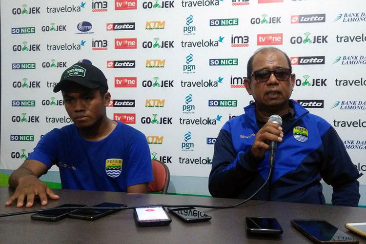 Pelatih Persib Bandung Emral Abus (kanan) dan Fulgesius Billy.