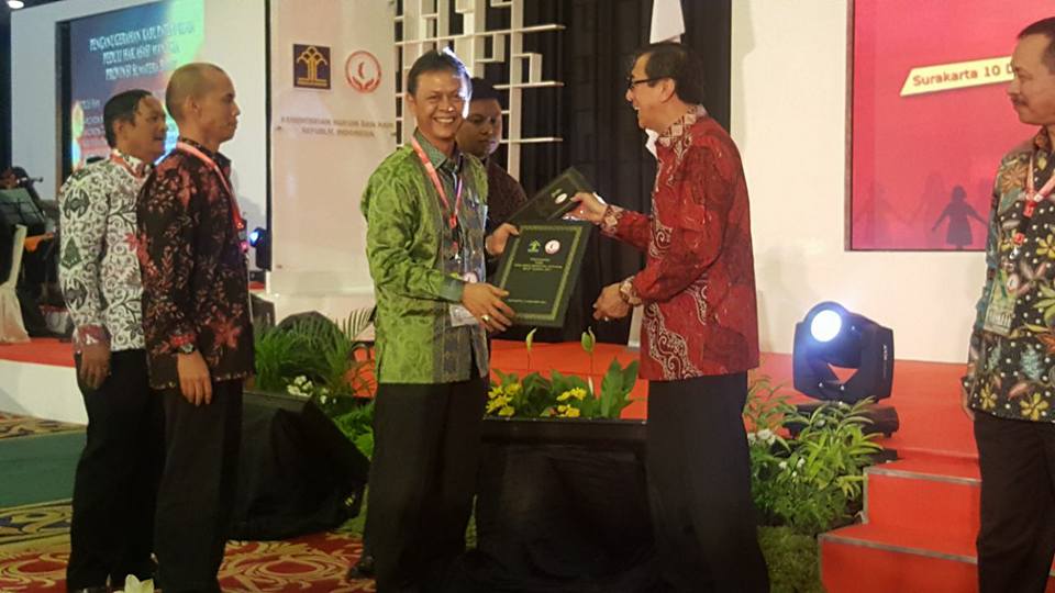 Penghargaan dari Kementerian Hukum dan HAM RI itu diserahkan oleh Menteri Hukum dan HAM Yasonna H. Laoly pada puncak peringatan Hari HAM Sedunia ke-69 di Surakarta, Minggu (10/12/2017) kemarin.