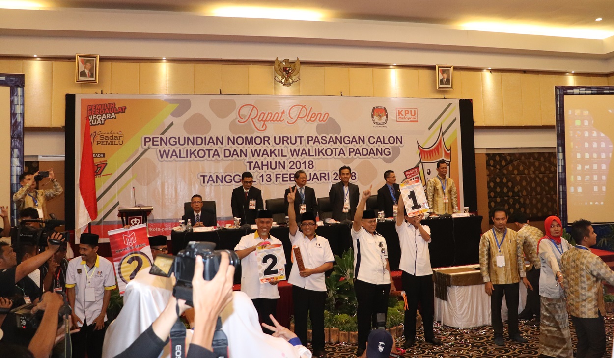 Pasangan Calon Mahyeldi Ansarullah-Hendri Septa dan Emzalmi-Desri Ayunda memperlihatkan nomor urut untuk Pilkada Kota Padang tahun 2018. Foto : Istimewa