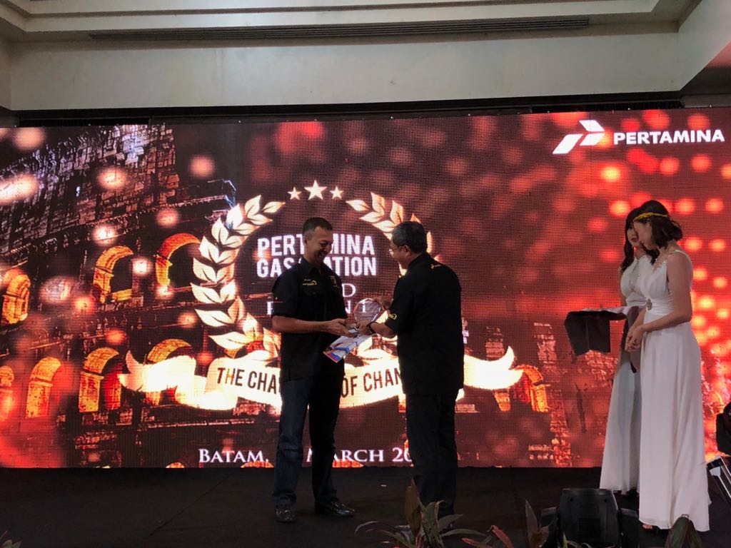 General Manager PT Pertamina MOR I, Erry Widiastono menyerahkan penghargaan dalam Pertamina MOR I Gas Station Award 2018 di Turi Beach Resort, Batam, Selasa (27/3/2018).