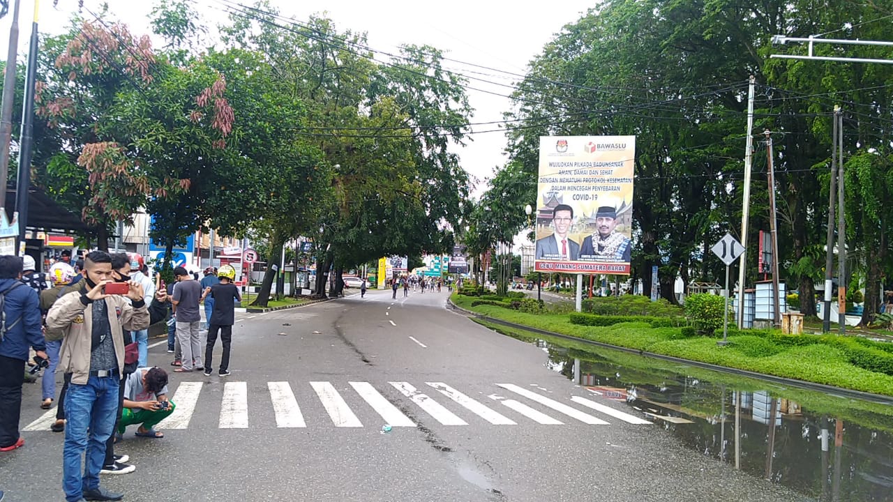 Unjuk rasa ratusan mahasiswa menolak pengeshaan UU Cipta Kerja di Gedung DPRD Sumbar, Padang, Kamis 8 Oktober 2020. Foto : Rahma